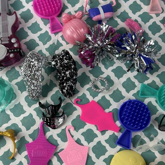 LOL Surprise OMG Dolls Accessories Clothes Mixed Lot Earrings Shoes 20+ Pieces - Picture 7 of 7